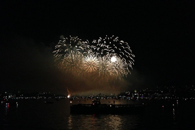 Feuerwerk vom MS Etzel aus gesehen bei der Silvester-Fahrt auf dem Zürichsee mit dem MS Etzel