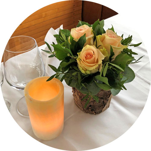Tischdekoration zu einer Trauerfeier, Abdankung oder Seebestattung auf dem MS Etzel, Zürichsee